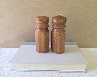 Juego de salero y pimentero de madera vintage / Molinillo de pimienta de madera de mediados de siglo / Decoración rústica de cocina / Saleros y pimenteros de madera facetados / Para amantes de la gastronomía