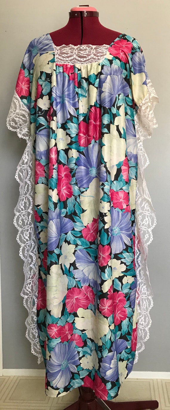 Vintage One Size Floral and Lace Caftan/georgie Girl - Etsy