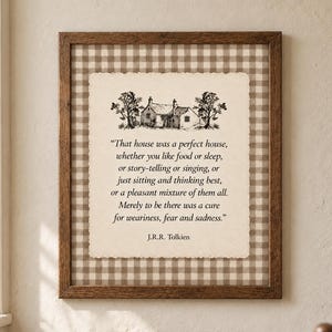 J.R.R. Tolkien citat väggkonst, perfekt hus litterärt tryck, Cottage Core brun gingham dekor, bokälskare dekor, inflyttningspresent