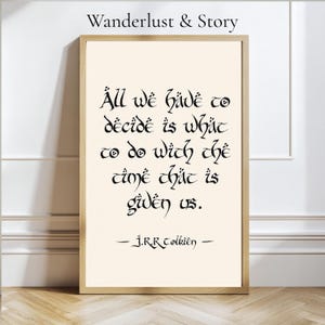 Può includere: Un'opera d'arte da parete rettangolare incorniciata con uno sfondo color crema chiaro e testo nero in un carattere stilizzato. Il testo recita: All we have to decide is what to do with the time that is given us. - J.R.R. Tolkien. La cornice è in legno chiaro.