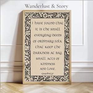 Può includere: Un quadro rettangolare con cornice in legno, caratterizzato da uno sfondo beige e testo nero che recita: I have found that it is the small everyday deeds of ordinary folk that keep the darkness at bay. Small acts of kindness and love. Gandalf.