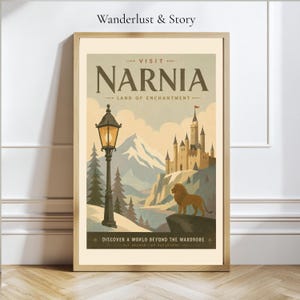 以下が含まれることがあります： Visit Narnia Land of Enchantmentというタイトルの額入りトラベルポスター。光る街灯、石造りの城、山脈、崖の上に立つライオンのヴィンテージ風イラストと、Discover a World Beyond the Wardrobeというテキストが描かれています。