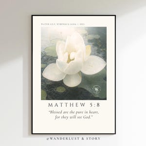 Könnte beinhalten: Gerahmter Druck mit einer weißen Seerose und dem Text "WATER LILY, NYMPHACA ALBA // 2021" oben. Darunter steht "MATTHEW 5:8" und ein Zitat. Der Rahmenboden lautet "@WANDERLUST & STORY."