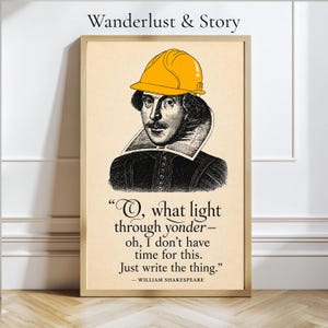 Puede incluir: Una lámina enmarcada con una ilustración en blanco y negro de William Shakespeare con un casco de obra amarillo brillante. Debajo del retrato, el texto dice: O, what light through yonder—oh, I don't have time for this. Just write the thing.