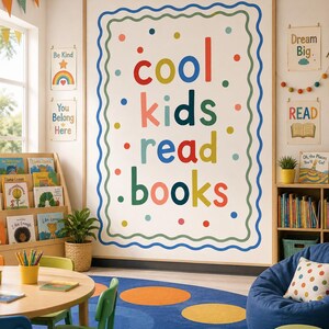 Può includere: Un grande poster rettangolare da parete con un bordo blu ondulato e il testo "cool kids read books" in lettere minuscole colorate. Il poster è decorato con punti multicolori sparsi su uno sfondo bianco, incorniciato in legno chiaro.