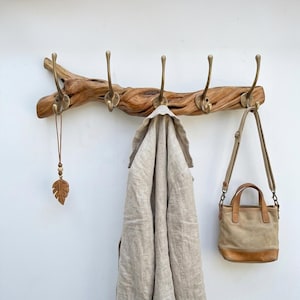 Perchero de entrada rústico hecho a mano con forma de rama de árbol, ganchos únicos para colgar en la pared.