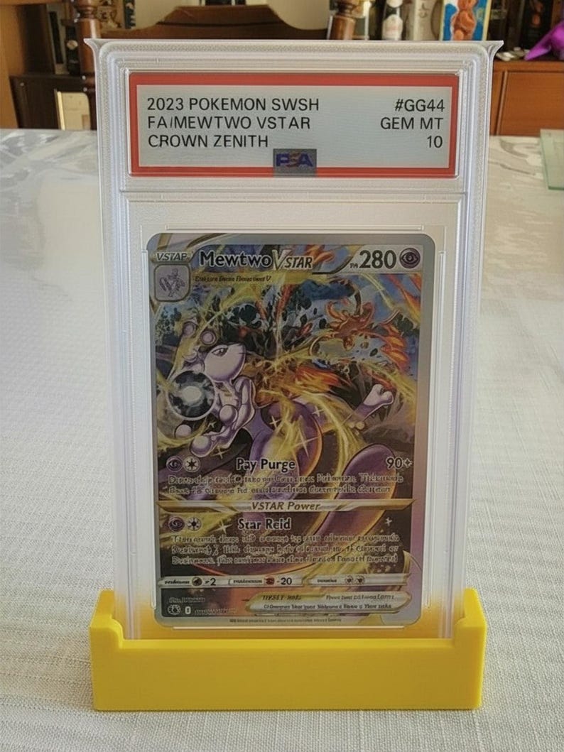 Puede incluir: Una taza de cer&aacute;mica blanca con un asa negra y el texto "But First, Coffee" en negrita negra. La taza est&aacute; sobre una superficie de madera. La taza mide 10 cm de alto.