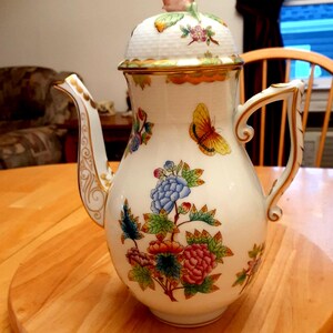 Hand Painted Vintage Coffee or Tea Pot & Lid Queen Victoria (Green Border) by Herend