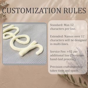 K&ouml;nnte beinhalten: Bild mit Anpassungsregeln. Der Text oben lautet &bdquo;CUSTOMIZATION RULES&ldquo;. Die Regeln umfassen Zeichenbeschr&auml;nkungen, mehrzeiliges Design f&uuml;r l&auml;ngere Namen, eine Servicegeb&uuml;hr und einen Hinweis auf Pr&auml;zisionshandwerkskunst.