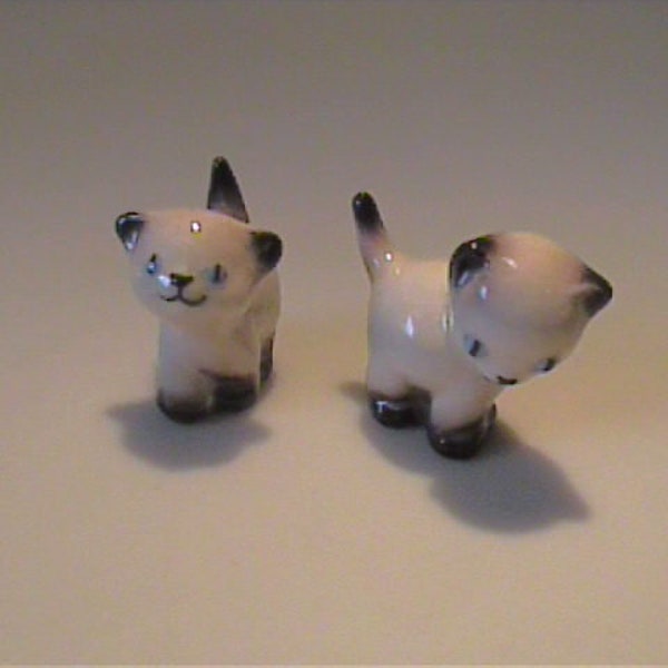 Two vintage early 1950's Hagen Renaker Siamese kittens