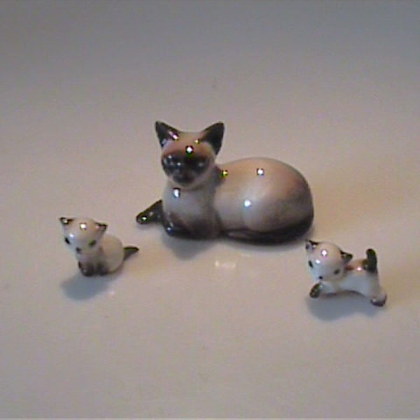 Vintage jaren 1960 miniatuur Hagen Renaker mama Siamese kat en twee speelse kittens