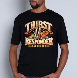 Puede incluir: Una camiseta negra de manga corta con un estampado gráfico de una coctelera, un vaso con hielo y una rodaja de naranja, y un trozo de lima. El texto dice THIRST RESPONDER BARTENDER en una fuente audaz y estilizada con textura desgastada.