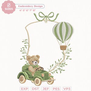 Può includere: Un disegno di ricamo con un orsacchiotto alla guida di un'auto d'epoca verde, con una mongolfiera verde e bianca. Il disegno è incorniciato da un contorno dorato con foglie verdi e un fiocco. Disponibile in 5 misure.