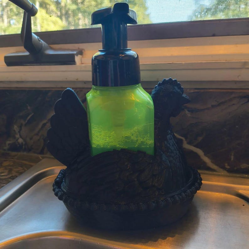 Op de afbeelding: Een set van drie keramische mokken met een gespikkelde, matte afwerking. De mokken zijn in cr&egrave;me, lichtgrijs en donkergrijs. Elke mok heeft een eenvoudig, minimalistisch ontwerp en een afgeronde handgreep.