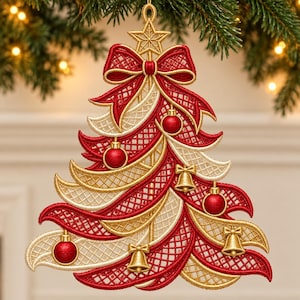 Può includere: Una decorazione natalizia da appendere con un intricato ricamo in filo rosso e oro. Il design è composto da nastri sovrapposti e vorticosi con un motivo a griglia, arricchito da piccole sfere rosse e ciondoli a forma di campanella dorata.