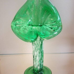 Green and white art glass Jack-in-the-pulpit vase 12 1/2 in tall Mint