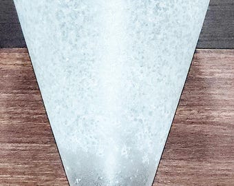 Pantallas colgantes cónicas, acabado azucarado a transparente, 7.5" de largo, 5" de abertura, 15.25 de circunferencia, 7.75" entre orificios. Dos disponibles.