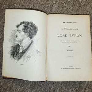 Puede incluir: Un libro abierto que muestra un retrato de Lord Byron en la página izquierda y la página del título en la derecha. El título dice "The Poems and Dramas of Lord Byron" e incluye la información del editor.