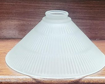 Pantallas de vidrio esmerilado tipo cono Holophane, 11,4 cm de alto, 25,4 cm de diámetro, soporte de 5,4 cm con abertura de 4,25 cm. IMPECABLE.