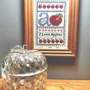 ヴィンテージサンプラークロスステッチ、「A is for Apple」額装、高さ8 3/4インチ、幅6 3/4インチ。1995年製、「BJ」サイン入り。