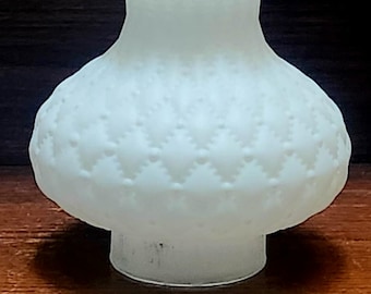 Vintage, diamantbeklädda, tjocka glasskärmar med vit matt finish och vågig topp. 15 cm hög, 8 cm bredare, öppning upptill.