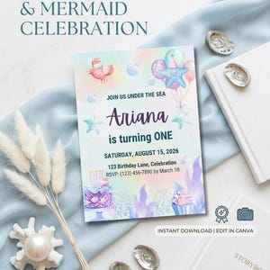 Peut inclure: Une invitation numérique pour une fête d'anniversaire sur le thème de la mer et des sirènes. L'invitation comprend des illustrations de créatures marines et de ballons. Le texte comprend le nom 'Ariana', la date et les coordonnées RSVP. Modèle numérique modifiable 5x7.