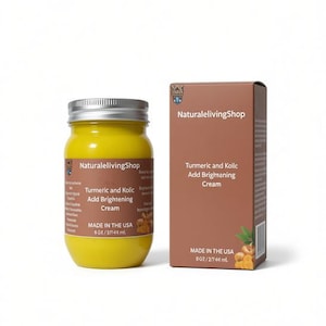 Peut inclure: Une crème jaune dans un pot en verre avec un couvercle argenté et une boîte en carton marron assortie. Les deux portent le texte NaturalelivingShop, Turmeric and Kojic Acid Brightening Cream, et Made in the USA 6 oz / 177,44 ml. L'étiquette montre des racines de curcuma.