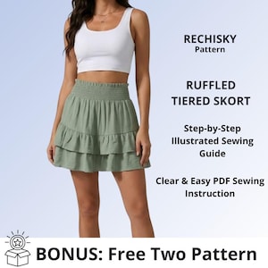 Op de afbeelding: Een saliegroene, gelaagde skort met ruches en een gesmokte elastische tailleband. De tekst rechts luidt: RECHISKY Pattern, RUFFLED TIERED SKORT, Step-by-Step Illustrated Sewing Guide, Clear & Easy PDF Sewing Instruction. Tekst onderaan: BONUS: Free Two Pattern.