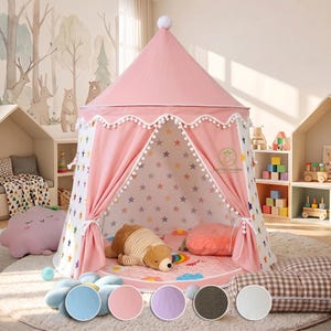 Puede incluir: Una tienda de campaña rosa con techo cónico y ribete de pompón blanco. La tienda presenta una tela estampada con estrellas y está instalada en una sala de juegos para niños. Un oso de peluche y otros juguetes están dentro.
