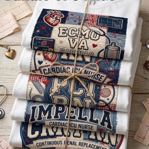 Puede incluir: Una pila de cinco camisetas blancas atadas con cordel, cada una con un diseño gráfico único relacionado con la enfermería cardíaca. Los estampados incluyen ilustraciones médicas de corazones, ritmos de ECG y texto como ECMO VA, CARDIAC ICU NURSE, PCI, IMPELLA y CONTINUOUS RENAL REPLACEMENT.