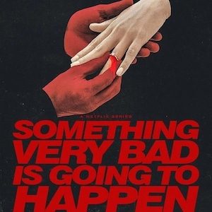 Puede incluir: Un póster promocional de una serie de Netflix con fondo oscuro y texto rojo que dice "SOMETHING VERY BAD IS GOING TO HAPPEN". La imagen muestra manos, una roja y otra pálida, con un anillo, sugiriendo un tema dramático.