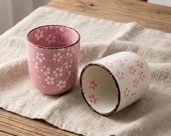 Handgemaakte Sakura keramische theekop, Japanse kersenbloesem yunomi, bloemen aardewerk koffiemok, Wabi-Sabi esthetisch cadeau, minimalistisch aardewerk