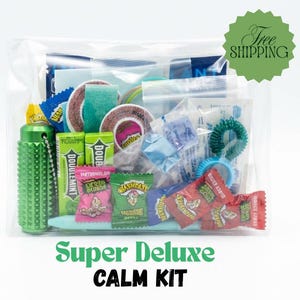Może przedstawiać: Przezroczysta plastikowa torba wypełniona różnymi przedmiotami, w tym zieloną gumą do żucia Doublemint, cukierkami, zielonym, teksturowanym antystresem i niebieskimi gumkami do włosów. Tekst "Super Deluxe CALM KIT" jest wyświetlany na dole.
