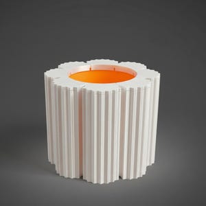 以下が含まれることがあります： 白い円筒形の容器で、花の形をした上部と垂直なリブ付きの側面があります。内部は明るいオレンジ色です。容器は灰色の背景に配置されています。