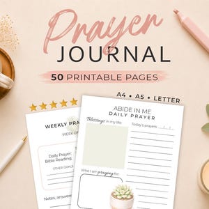 Könnte beinhalten: Eine Draufsicht mit einem Gebetstagebuch mit dem Titel "Prayer Journal" und dem Text "50 Printable Pages". Das Tagebuch wird von einer Tasse Kaffee, einem Stift, einem Textmarker, einer Kerze und dekorativen Zweigen begleitet.