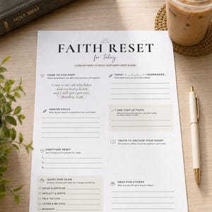 Puede incluir: Una hoja de papel blanca titulada FAITH RESET for today con secciones para enfoque de oración, gratitud, tiempo de silencio y rendición. El diseño incluye líneas para escribir, casillas de verificación y versículos impresos en tinta negra.