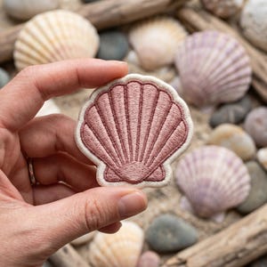 Toppa ricamata a forma di conchiglia: distintivo a forma di capasanta per borse.
