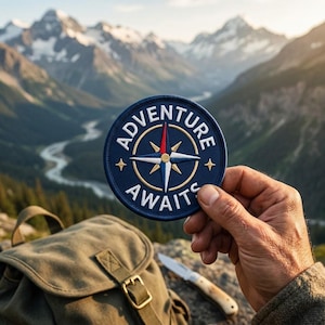 Parche bordado con brújula "La aventura te espera", ideal para viajes, navegación náutica y para planchar. Insignia redonda azul marino.