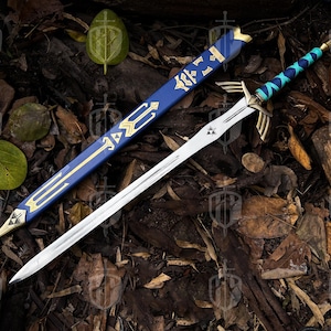 Pode incluir: Uma espada prateada com uma guarda dourada e uma pega enrolada em azul e azul-turquesa, repousando sobre uma cama de folhas e galhos. A espada tem uma bainha azul a condizer com detalhes dourados. A l&acirc;mina tem um emblema triangular perto da guarda.