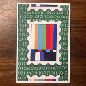 Pode incluir: Cartão retangular com um padrão de teste colorido dentro de um design de selo postal. O fundo verde apresenta um padrão de código binário. O selo tem uma borda branca e uma série de barras verticais coloridas.