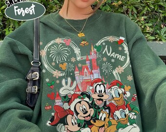 Sudadera navideña personalizada con nombre de Mickey y sus amigos de Comfort Colors®, camiseta de vacaciones familiares de Disney 2026, camisetas navideñas a juego de Magic Kingdom.