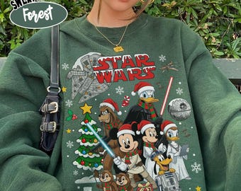 Sudadera navideña retro de Disney Star Wars de Comfort Colors®, camiseta de Mickey y sus amigos con árbol Jedi, regalo navideño de ciencia ficción, camisetas a juego para la familia Disney.