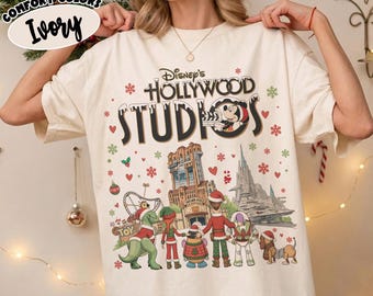 Sudadera navideña de Toy Story de Disney's Hollywood Studios de Comfort Colors®, camiseta navideña de Buzz Lightyear y Woody, camiseta de viaje familiar de Pixar para las vacaciones.