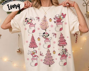 Sudadera navideña de Mickey y sus amigos de Comfort Colors, camiseta rosa de árbol de Navidad de Disney, camiseta navideña de Minnie para invierno, camiseta a juego para toda la familia Disney.