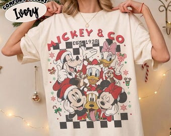 Sudadera navideña Comfort Colors® Mickey and Co Est 1928, camiseta navideña Disney Mickey And Friends, camisetas a juego para viajes familiares a Disneyland.
