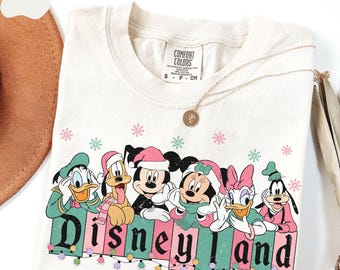 Sudadera navideña Comfort Colors® de Mickey y sus amigos de Disneyland, camiseta para fiestas navideñas de Feliz Navidad, camisetas a juego para vacaciones familiares de Disney.