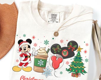 Sudadera Comfort Colors® Retro Christmas On Main Street, camiseta Mickey Holiday Tree, camisetas a juego para viajes navideños familiares.