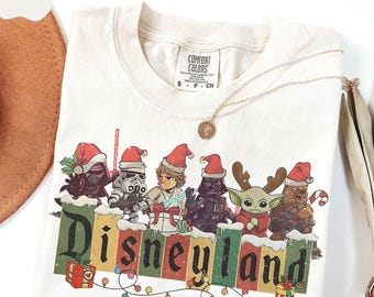 Sudadera navideña retro de Disneyland y Star Wars de Comfort Colors®, camiseta navideña de Grogu Santa, camisetas mágicas para las fiestas, camiseta para viajes familiares y vacaciones.