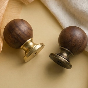 Runder Möbelknauf aus Nussbaum und Messing, runder Schubladenknauf aus Holz, moderne Mid Century-Schrankbeschläge