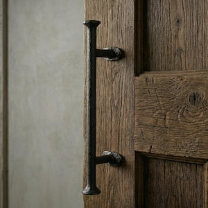 Pode incluir: Um conjunto de três canecas de cerâmica com acabamento manchado e fosco. As canecas são em tons de creme, castanho claro e castanho escuro. Cada caneca tem um design simples e minimalista.